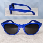 Blaue Sonnenbrille mit dunkel getönten Gläsern