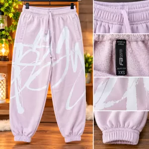 FB Sister Jogginghose XXS – Hellrosa mit weißem Aufdruck – Gebraucht
