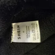 Kapuzenpullover Schwarz – Größe M – Pinkfarbener Rückenaufdruck