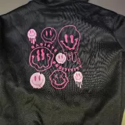 Kapuzenpullover Schwarz – Größe M – Pinkfarbener Rückenaufdruck