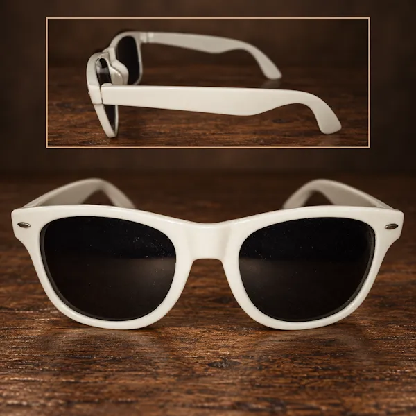 Weiße Sonnenbrille mit dunkel getönten Gläsern