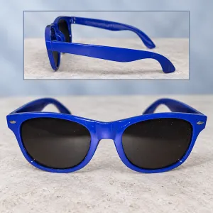 Blaue Sonnenbrille mit dunkel getönten Gläsern