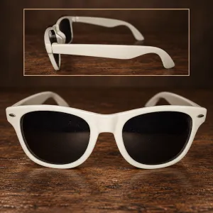 Weiße Sonnenbrille mit dunkel getönten Gläsern