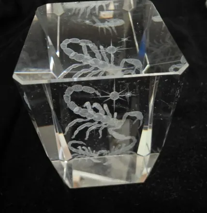 🦂 3D Glasquader mit Skorpion-Lasergravur