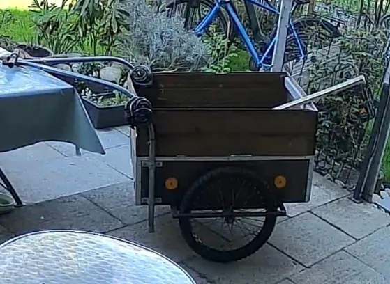 Heutzutage kann man nichts stehen lassen. Manche Menschen haben schon was an der Waffel. Sonntag Nacht haben drei Leute meinen Fahrradanhänger mit Müll geklaut.Der Hänger ist auch noch ein Unikat ein Eigenbau.Und warum ich das weiß dass es drei Personen waren. Der Hänger stand unter dem Fenster meiner Tochter hinter einem Zaun. Mitten in der Nacht hat nur meine Tochter laute Stimmen gehört guckt aus dem Fenster und hat sich erschrocken da einer von den drei direkt zu Ihrem Fenster gelaufen ist.  Meine Tochter hat sie richtig erschrocken und hat sie sich dann versteckt. Die drei waren anscheinend auch sehr laut aber meine Tochter wusste nicht dass der Hänger unter ihrem Fenster stand.Am nächsten Tag habe ich es ihr erzählt dass der Hänger unter ihrem Fenster geklaut wurde.Ein paar Kollegen von mir wundern sich warum ich darüber lache. Erstens bringt nichts wenn ich mich aufrege zweitens weil ich das irgendwie nicht verstehen kann ein Fahrradanhänger mit Müll beladen zu klauen. Und dann stelle ich mir noch bildlich vor wie der vor seinem Kollegen angibt weil er jetzt Anhänger mit Müll geklaut hat. Für mich ist das eher traurig dass man so eine Aufmerksamkeit von seinen Freunden oder Kollegen braucht.Ich wünsche Ihnen jedenfalls viel Erfolg mit dem Hänger da das ein Einzelstück ist kann er wenig damit in Lindau anfangen da ich den eigentlich gleich wiedererkenne und wenn ich ihn sehe wird auch die Polizei eingeschaltet.